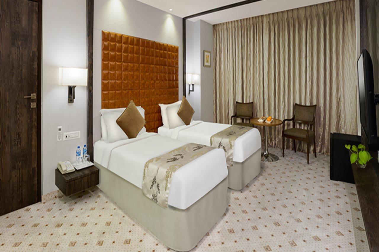 Regenta Central Hotel & Convention Centre Нагпур Екстериор снимка