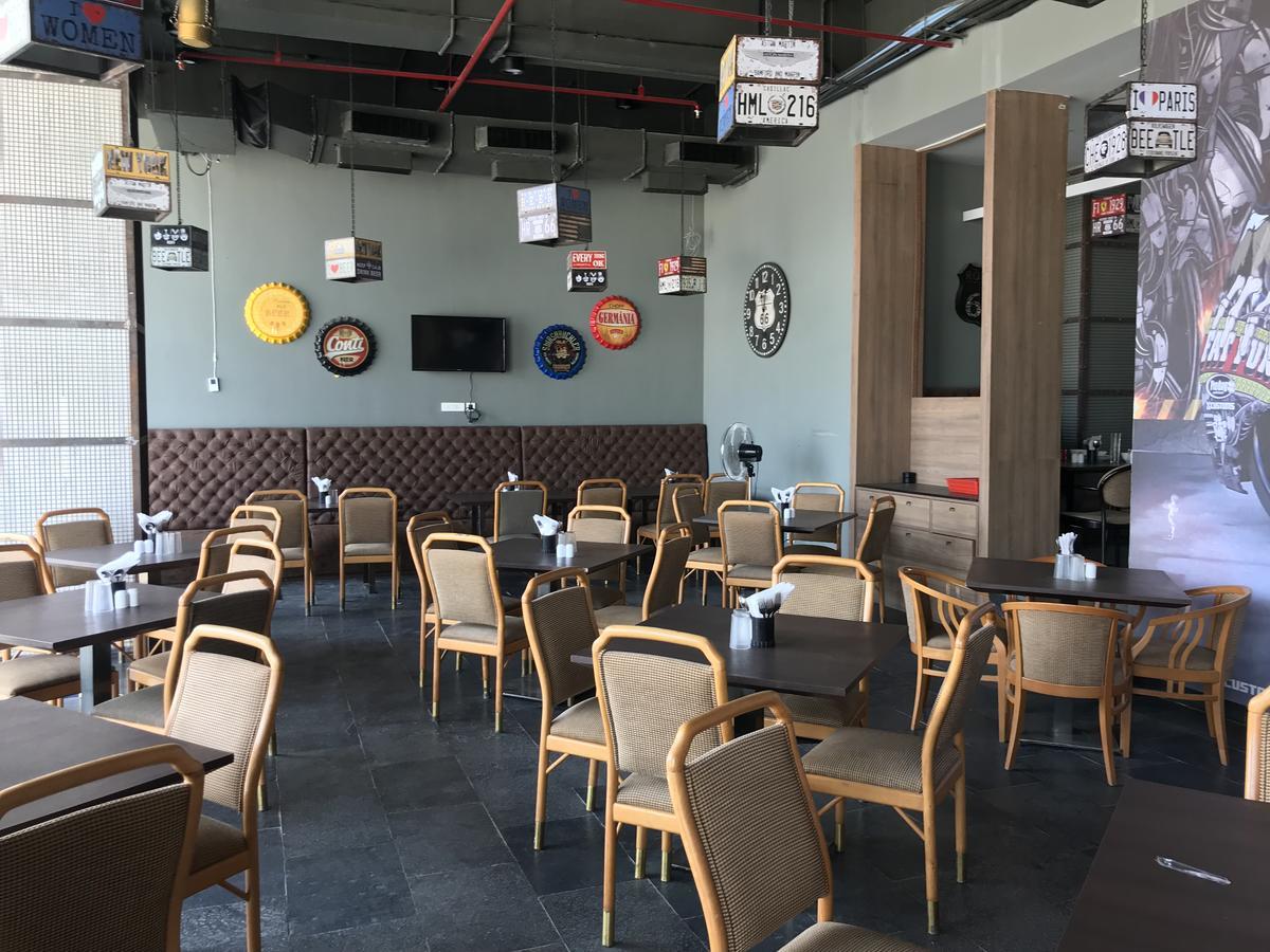 Regenta Central Hotel & Convention Centre Нагпур Екстериор снимка