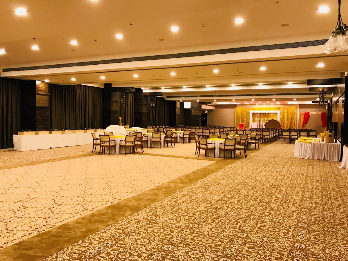 Regenta Central Hotel & Convention Centre Нагпур Екстериор снимка