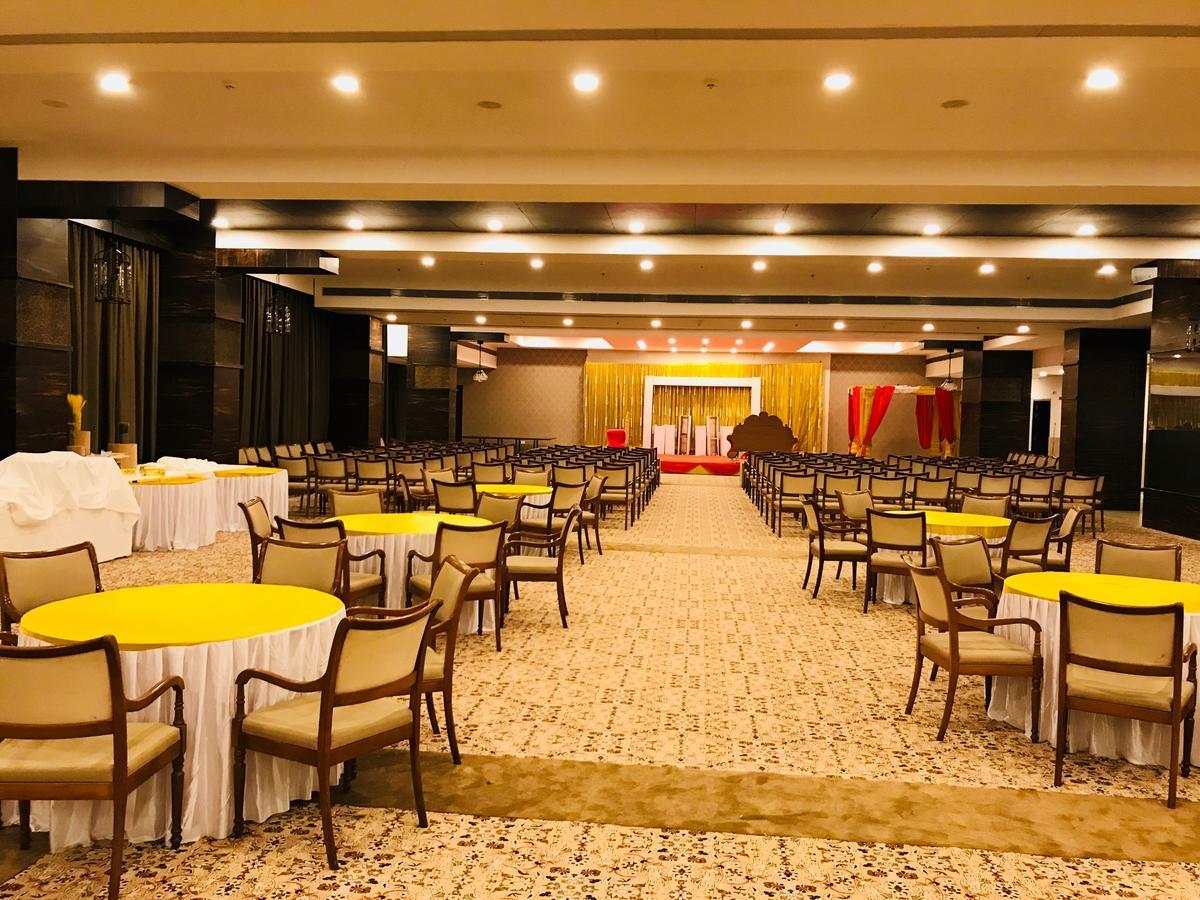 Regenta Central Hotel & Convention Centre Нагпур Екстериор снимка