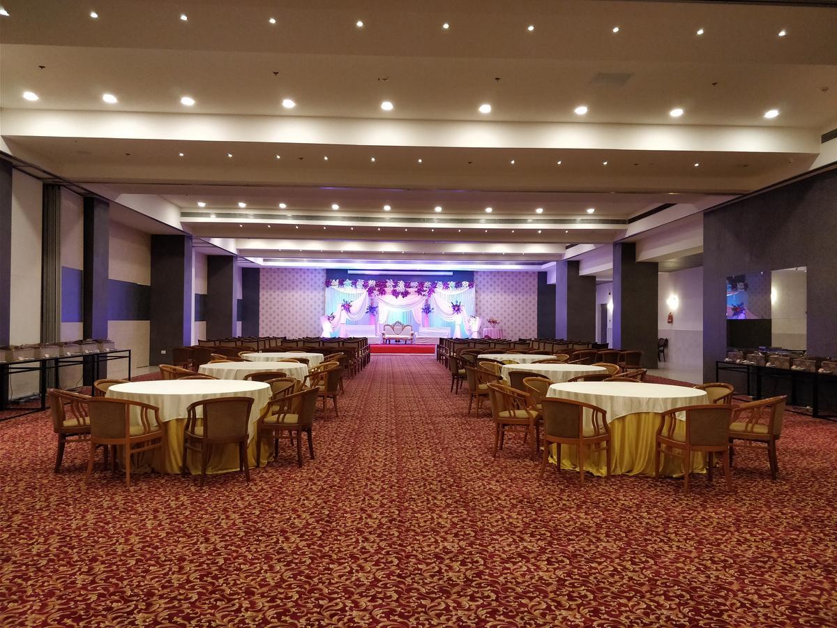 Regenta Central Hotel & Convention Centre Нагпур Екстериор снимка