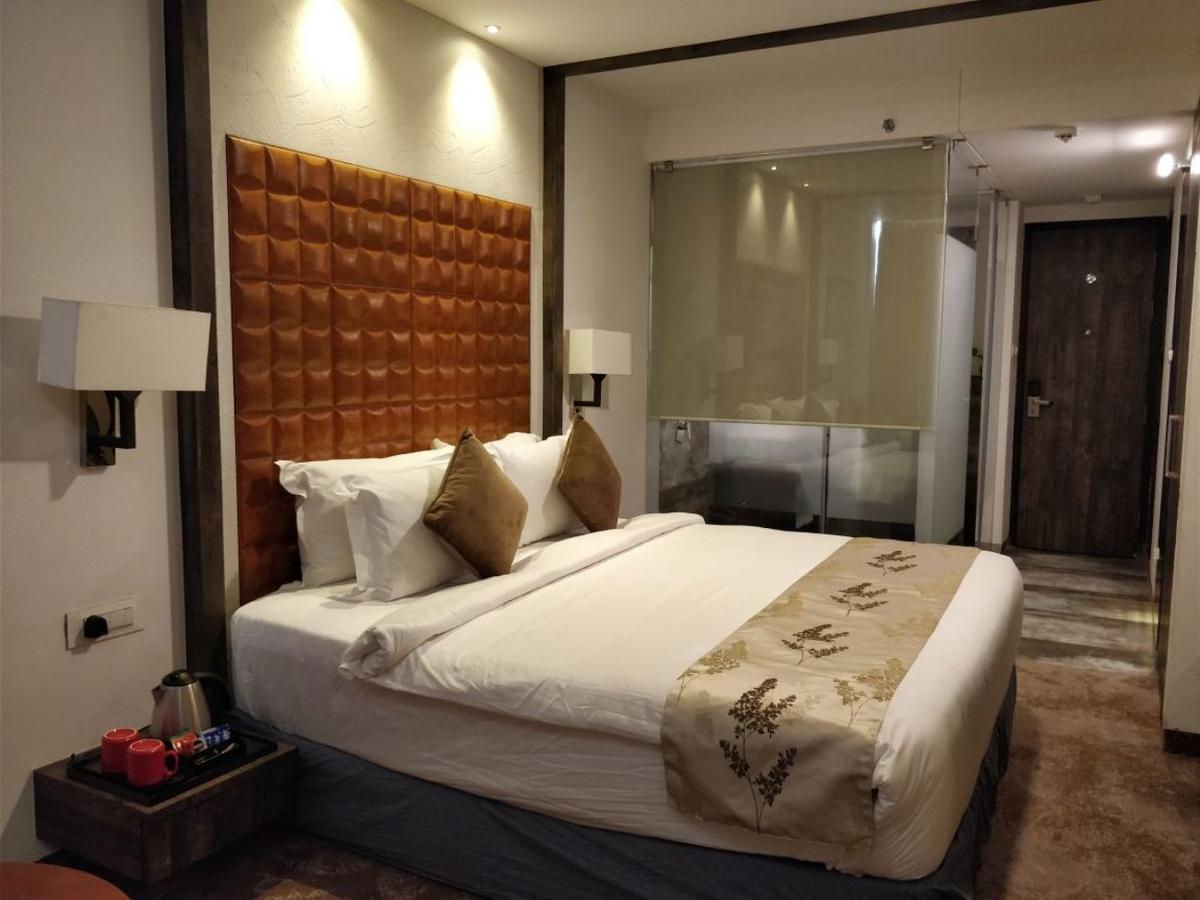 Regenta Central Hotel & Convention Centre Нагпур Екстериор снимка