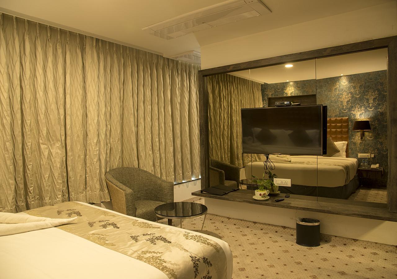 Regenta Central Hotel & Convention Centre Нагпур Екстериор снимка