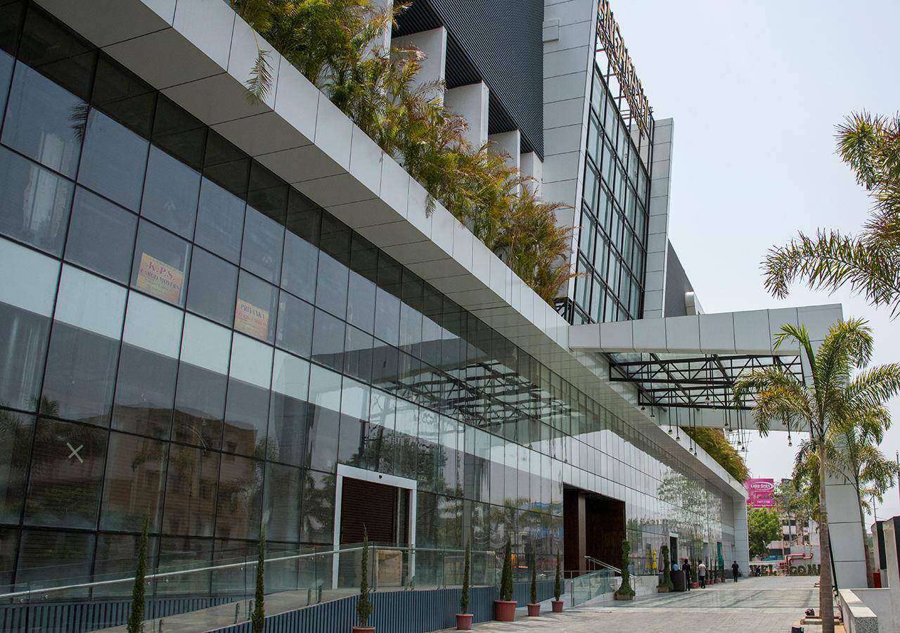 Regenta Central Hotel & Convention Centre Нагпур Екстериор снимка