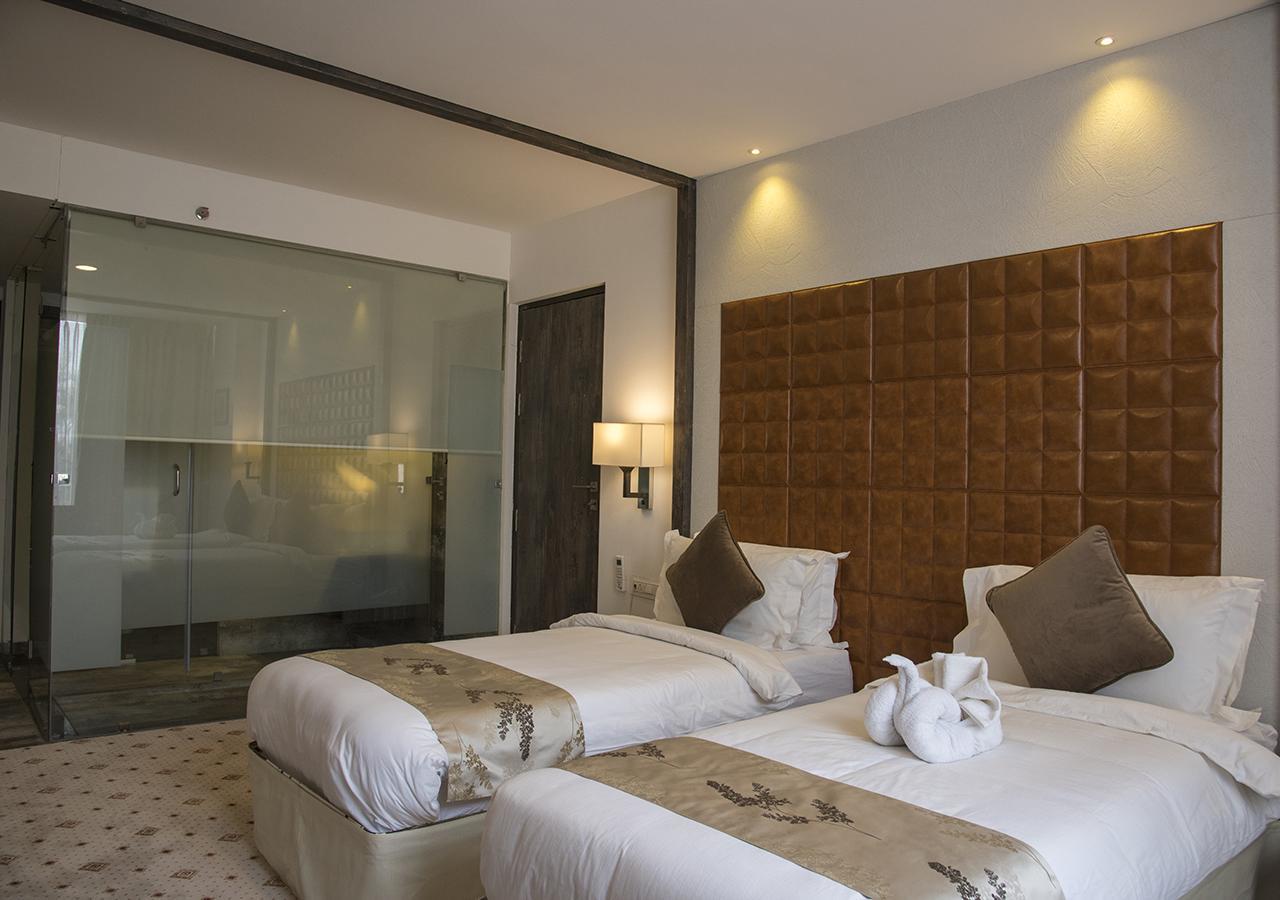 Regenta Central Hotel & Convention Centre Нагпур Екстериор снимка