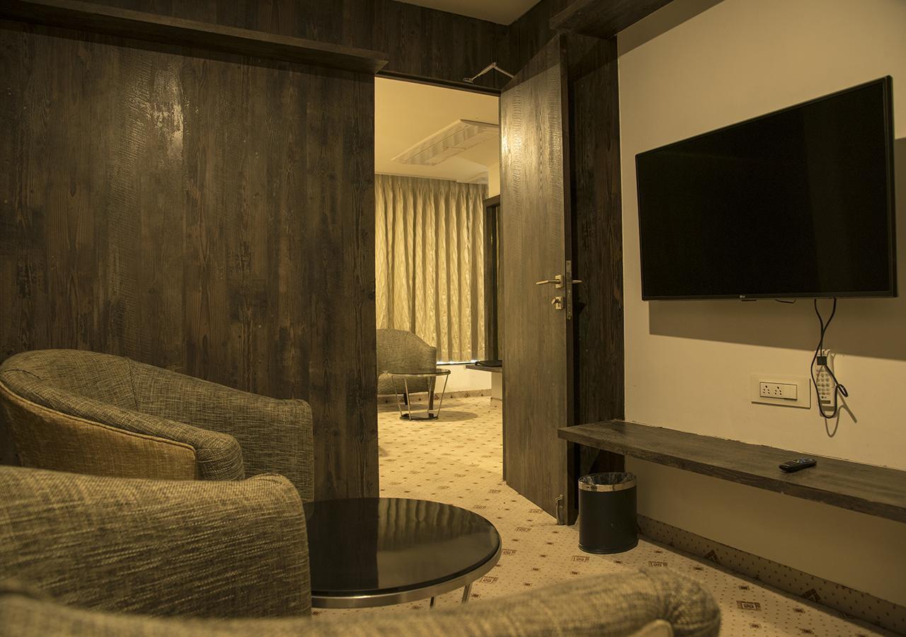 Regenta Central Hotel & Convention Centre Нагпур Екстериор снимка