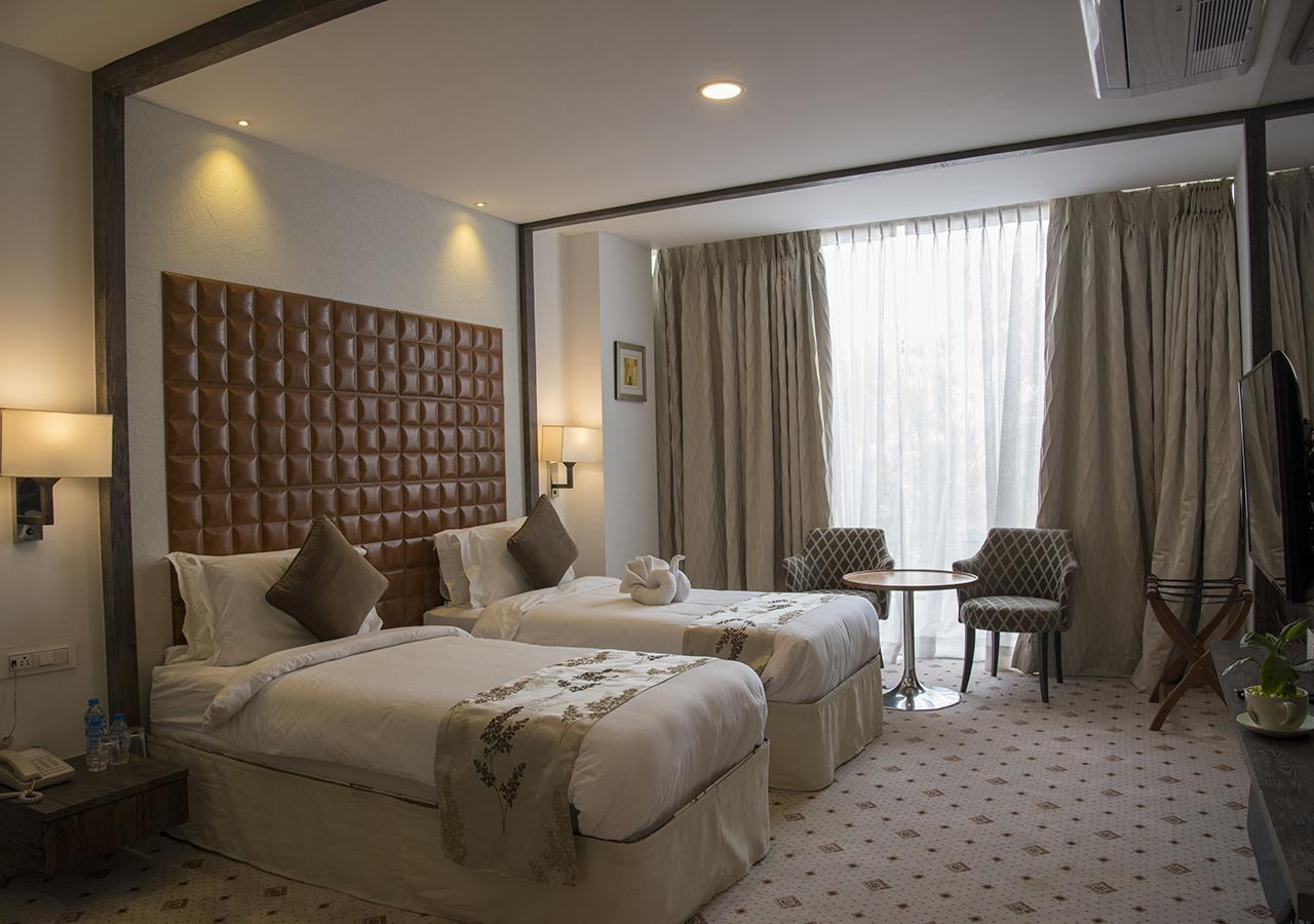 Regenta Central Hotel & Convention Centre Нагпур Екстериор снимка