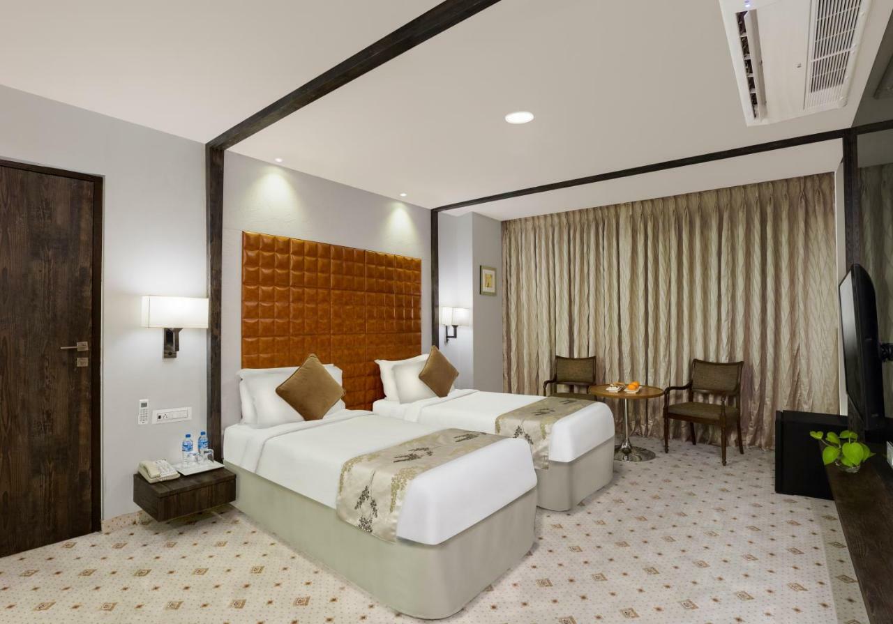 Regenta Central Hotel & Convention Centre Нагпур Екстериор снимка