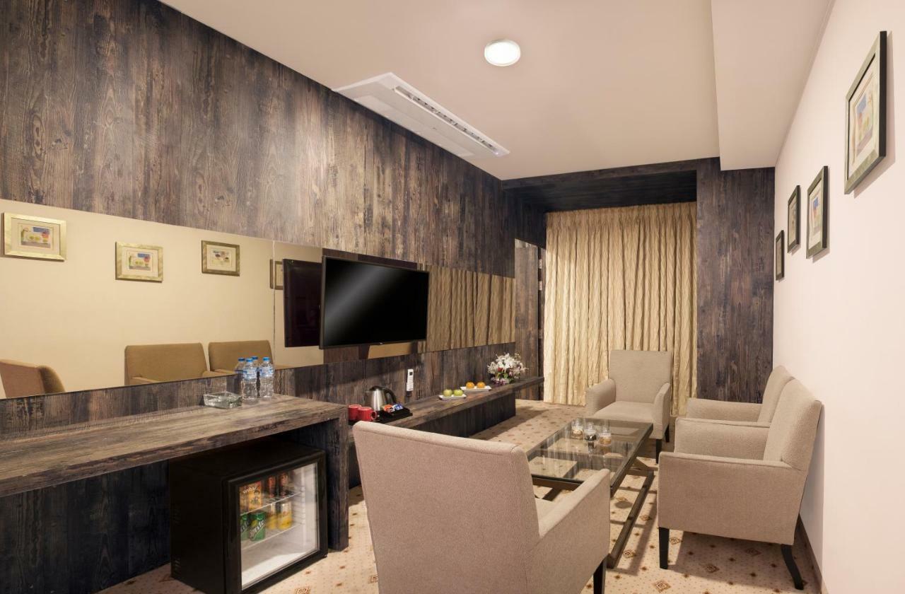 Regenta Central Hotel & Convention Centre Нагпур Екстериор снимка