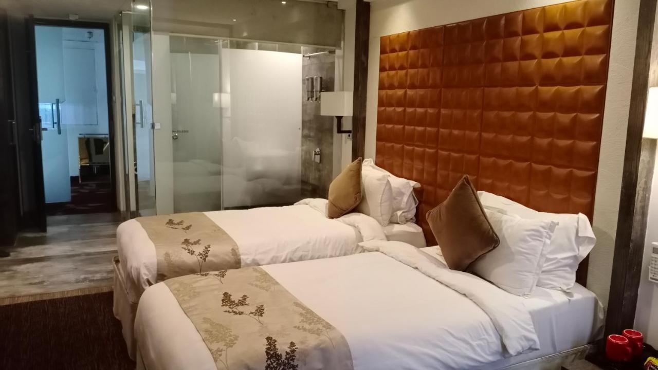 Regenta Central Hotel & Convention Centre Нагпур Екстериор снимка