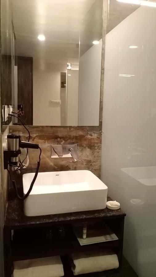 Regenta Central Hotel & Convention Centre Нагпур Екстериор снимка