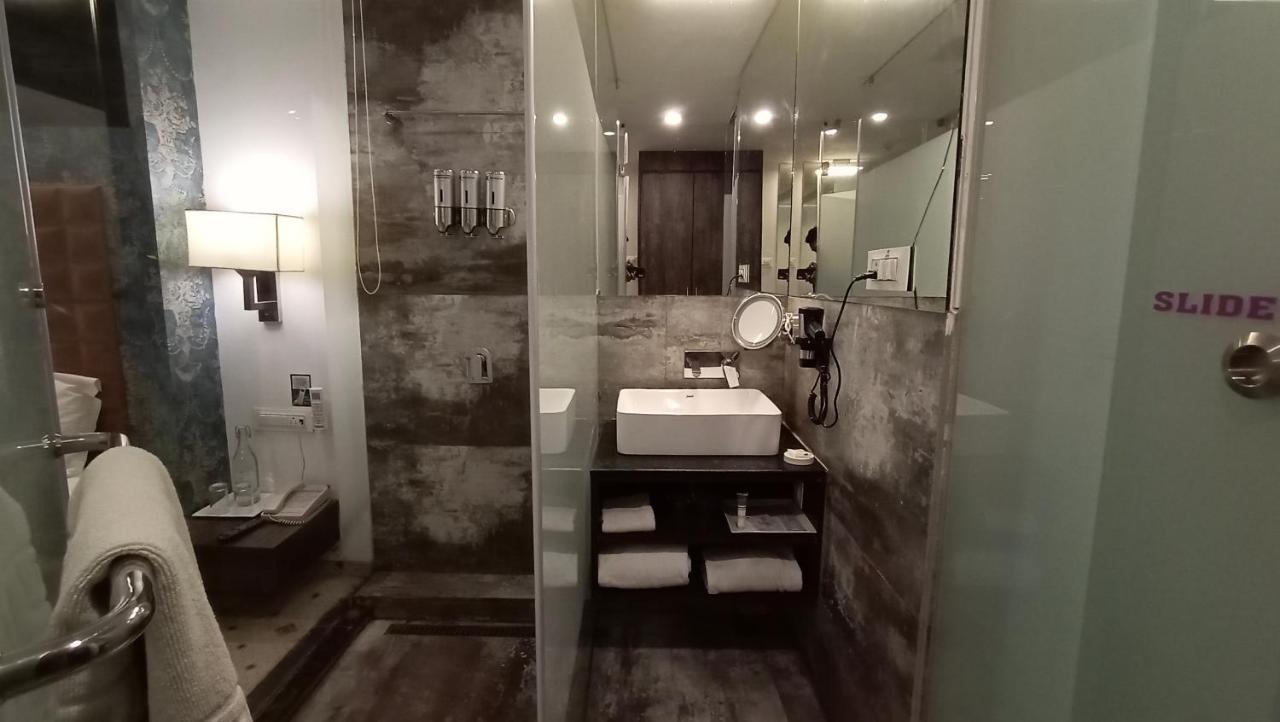 Regenta Central Hotel & Convention Centre Нагпур Екстериор снимка