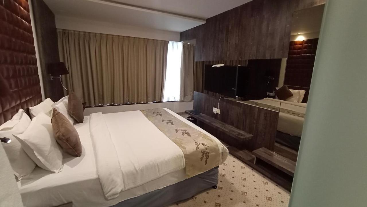 Regenta Central Hotel & Convention Centre Нагпур Екстериор снимка